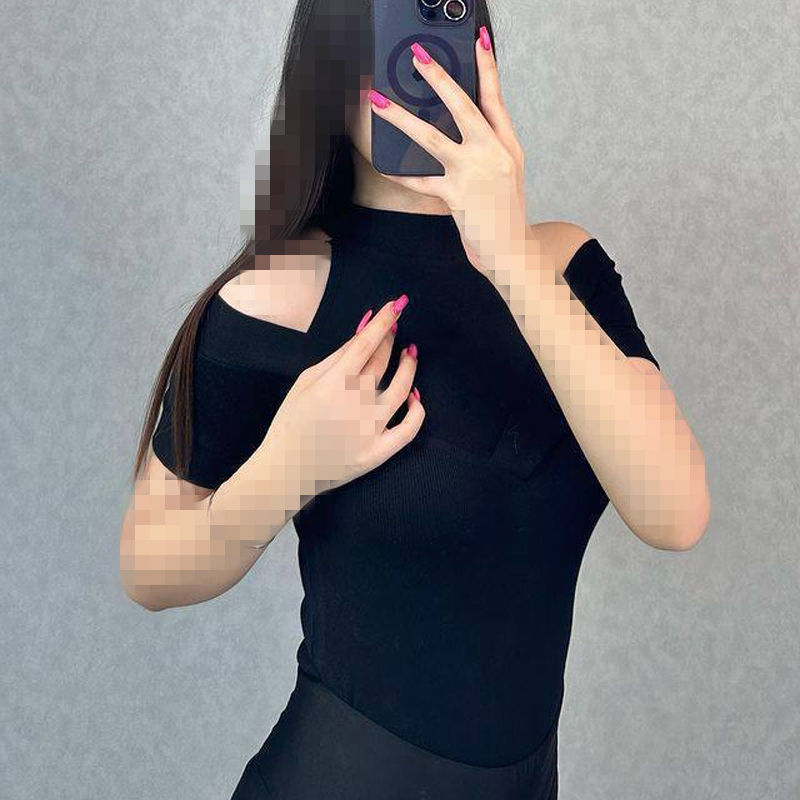 تیشرت یقه هفت سرشانه باز